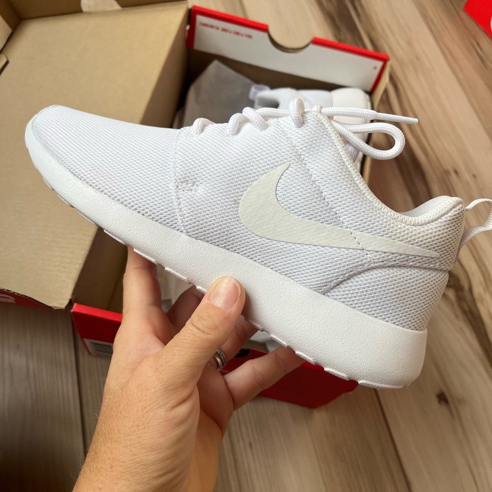 New white nike roshe